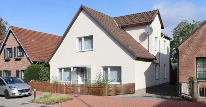 Zentrales Einfamilienhaus mit angrenzendem Nebengelass, 31832 Springe, Einfamilienhaus zum Kauf