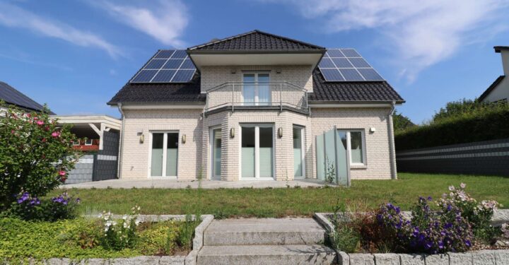 Familien-Paradies: A+ Massivhaus mit 188m² in ruhiger Lage mit sonniger Terrasse, Garten & Keller – nur 20 Min. bis Hannover, 31832 Springe, Einfamilienhaus