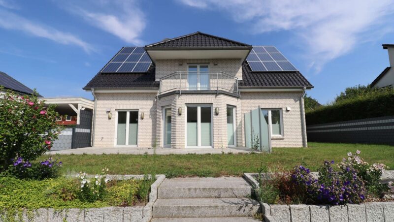 Familien-Paradies: A+ Massivhaus mit 188m² in ruhiger Lage mit sonniger Terrasse, Garten & Keller – nur 20 Min. bis Hannover, 31832 Springe, Einfamilienhaus
