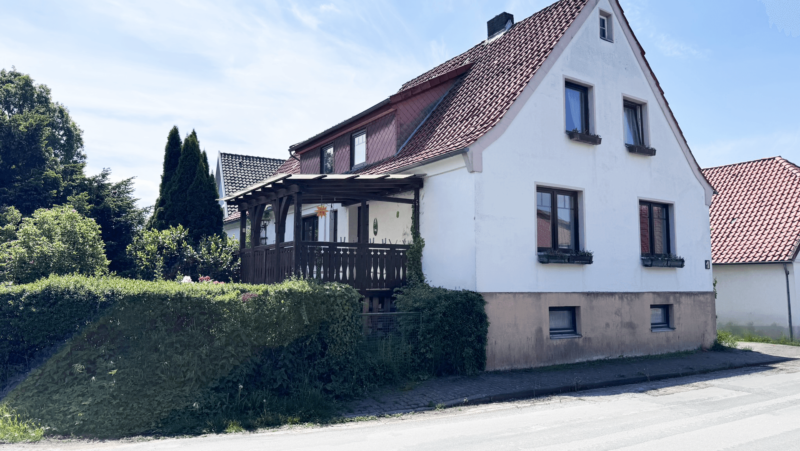 Charmantes Einfamilienhaus mit Garten, Photovoltaikanlage und Ausbaureserve, 31832 Springe, Einfamilienhaus