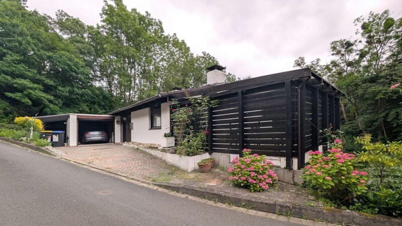 Idyllisches Einfamilienhaus in einzigartiger Steilhanglage am Naturschutzgebiet, 31832 Springe, Einfamilienhaus