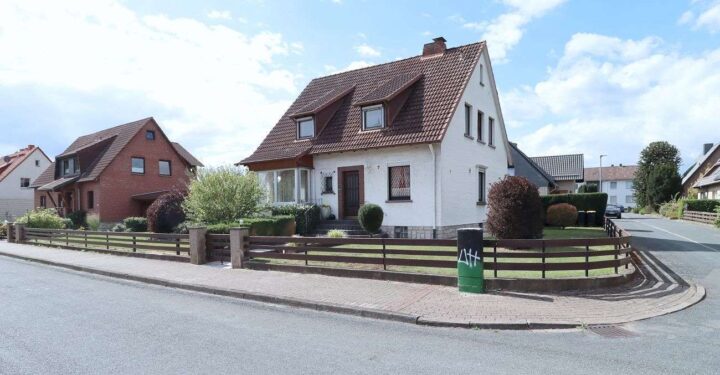 Ruhig gelegenes EFH, mit Potenzial zum ZFH- oder Mehrgenerationenhaus, auf großem Grundstück, 31832 Springe, Einfamilienhaus