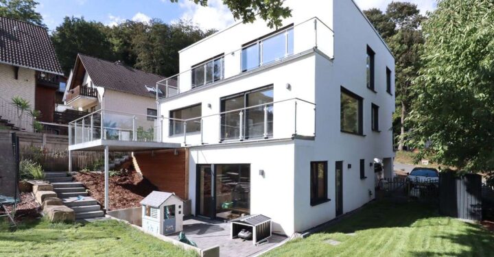 Architektenhaus direkt am Waldrand: Neubau aus 2022 mit vielen Raffinessen, 31832 Springe, Villa