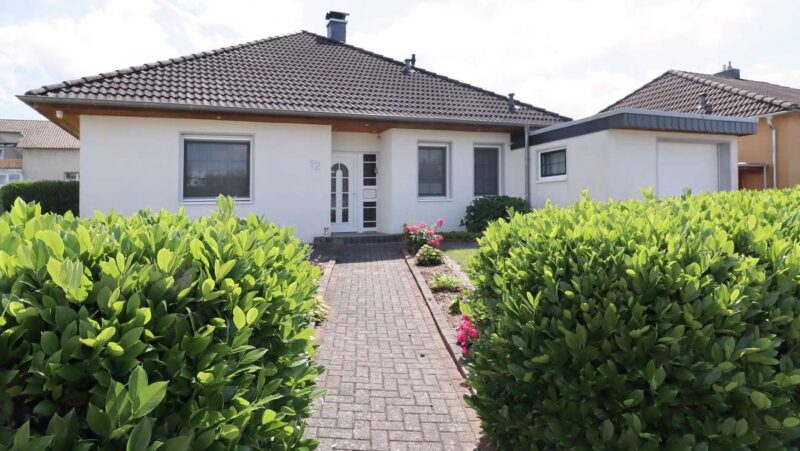 Exklusiver Niedrigenergie-Winkelbungalow in TOP-Lage von Bad Münder, 31848 Bad Münder am Deister, Bungalow