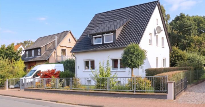 Modernisiertes Einfamilienhaus mit Einliegerwohnung in Springe OT Altenhagen I, 31832 Springe, Einfamilienhaus