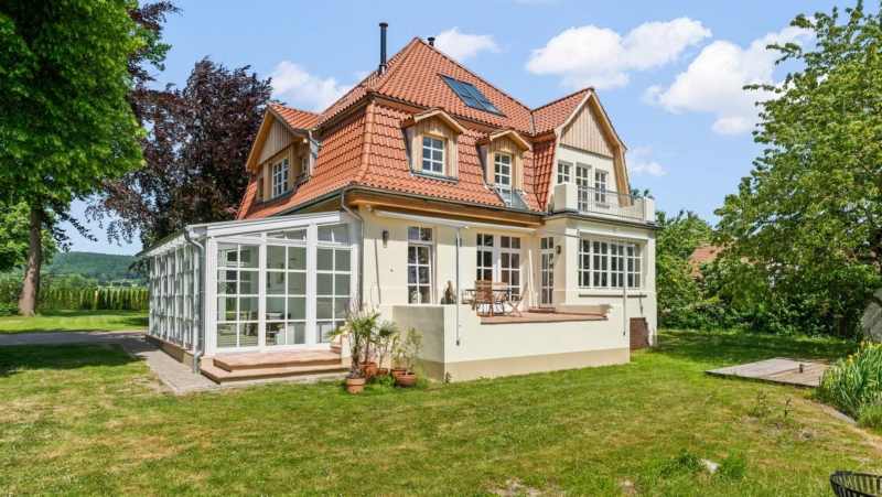 Kernsanierte Landhausvilla auf einem Traumgrundstück mit freiem Blick, 31832 Springe, Villa