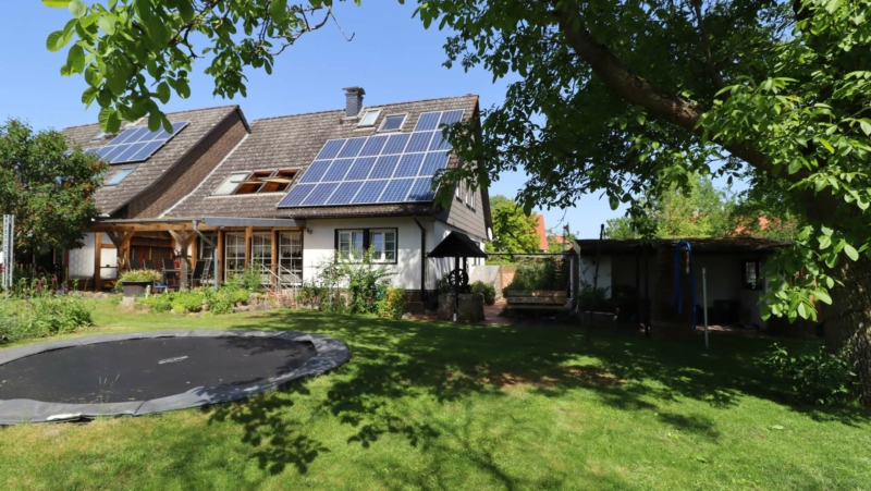 Zweifamilienhaus mit großem Garten im idyllischen Gestorf, 31832 Springe, Zweifamilienhaus