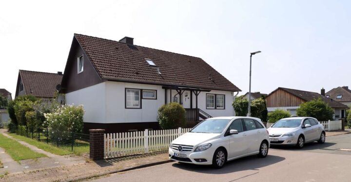 Gepflegtes Einfamilienfertighaus mit Garage in ruhiger Wohnlage, 31832 Springe, Einfamilienhaus