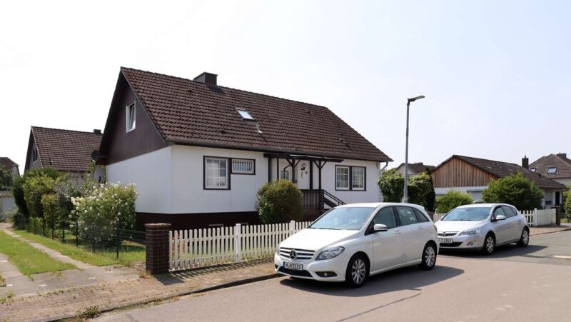 Gepflegtes Einfamilienfertighaus mit Garage in ruhiger Wohnlage, 31832 Springe, Einfamilienhaus